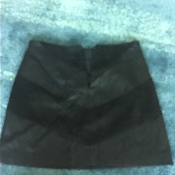 Asymmetric suede and faux leather A line skirt - Picture 2 of 4